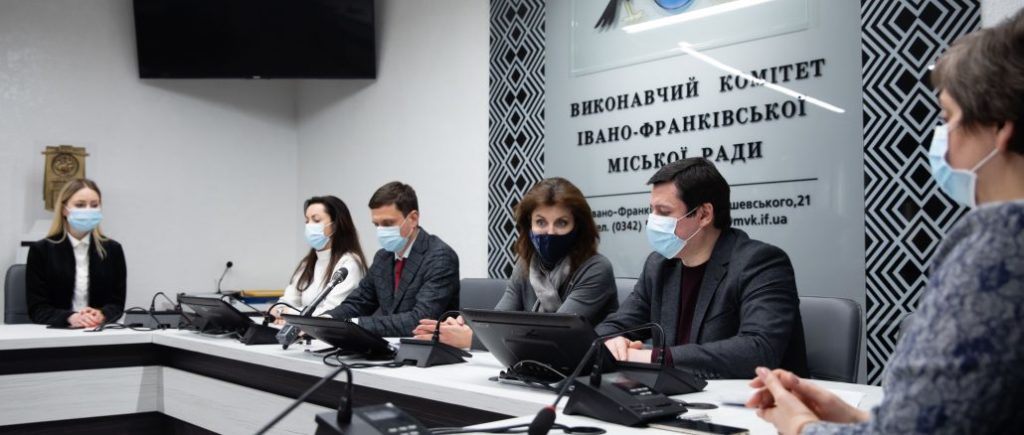 Марина Порошенко в Ивано-Франковске обсудила с представителями городской власти ситуацию с коронавирусом и состояние медицинской системы