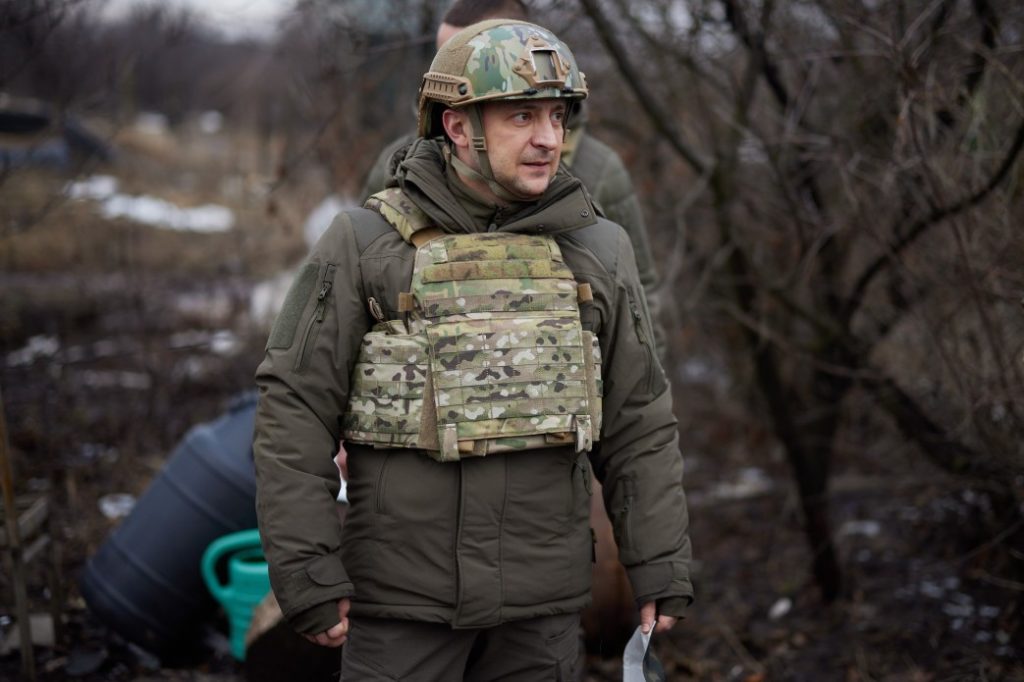 Поспілкувався з бійцями ООС: Офіс президента опублікував нові фото Зеленського у касці та бронежилеті