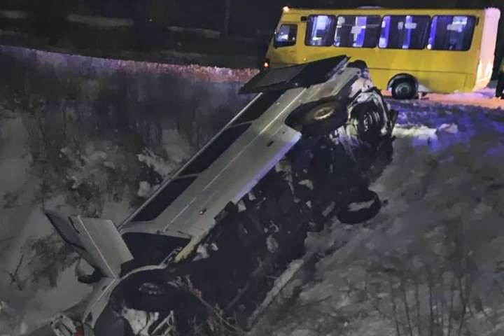 У Борисполі перекинувся автобус людьми, четверо постраждалих: фото