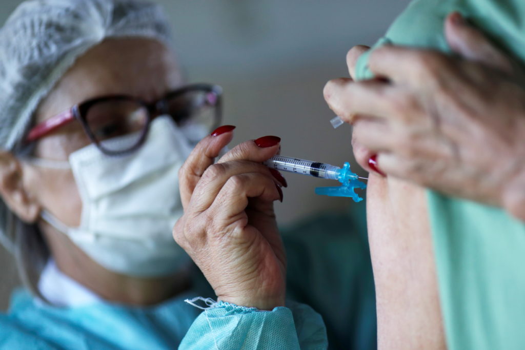 Вакцинация от COVID-19: сколько людей привили в мире и ситуация в Украине