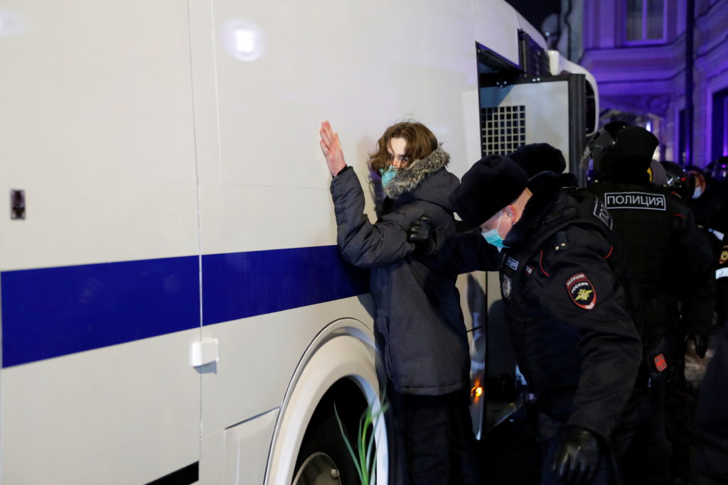Вирок Навальному: в Росії на протестах затримали понад 900 осіб