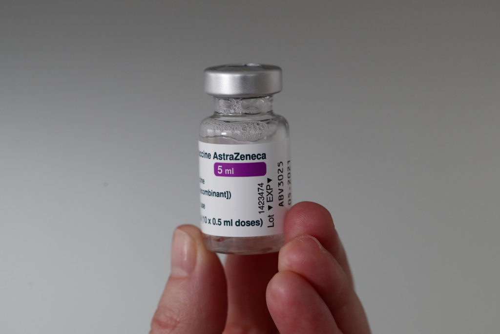 AstraZeneca планирует до конца года разработать вакцины против новых штаммов COVID-19