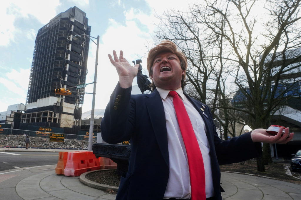 У США керованими вибухами підірвали будівлю Trump Plaza: відео