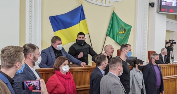 У Харківській міськраді депутат від ОПЗЖ відмовився говорити українською і заявив про держпереворот: сталась сутичка
