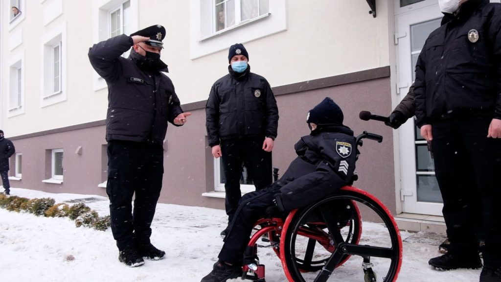 Зшили іменний однострій і дали жетон: українські поліцейські виконали мрію смертельно хворого 10-річного хлопчика