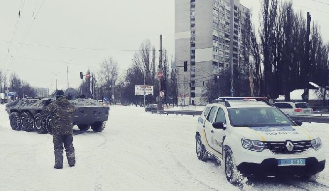 У Києві машини витягають зі снігу за допомогою БТРів: фото, відео