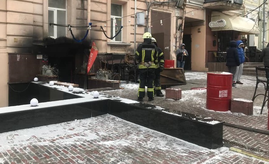 Пожежа в центрі Києва: вогонь спалахнув на кухні кафе “Бістро”