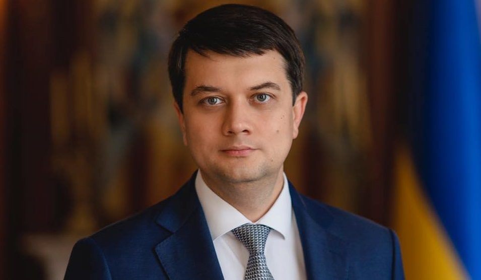 “Акція” з проплачених “тітушок”: Разумков засудив тиск на Порошенка