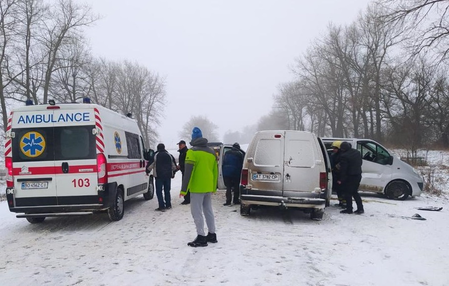 ДТП на Тернопільщині: внаслідок зіткнення Opel та мінібуса постраждали семеро людей