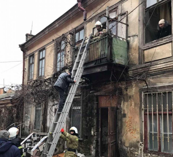В центрі Одеси в житловому будинку обвалились сходи, людей еавкуювали через балкон: фото