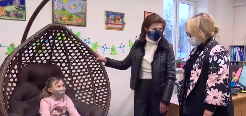 Инклюзивные центры Киева получили сенсорные кресла от Марины Порошенко