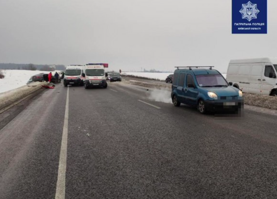 На трасі під Києвом сталася масштабна ДТП з жертвами, рух заблоковано: фото