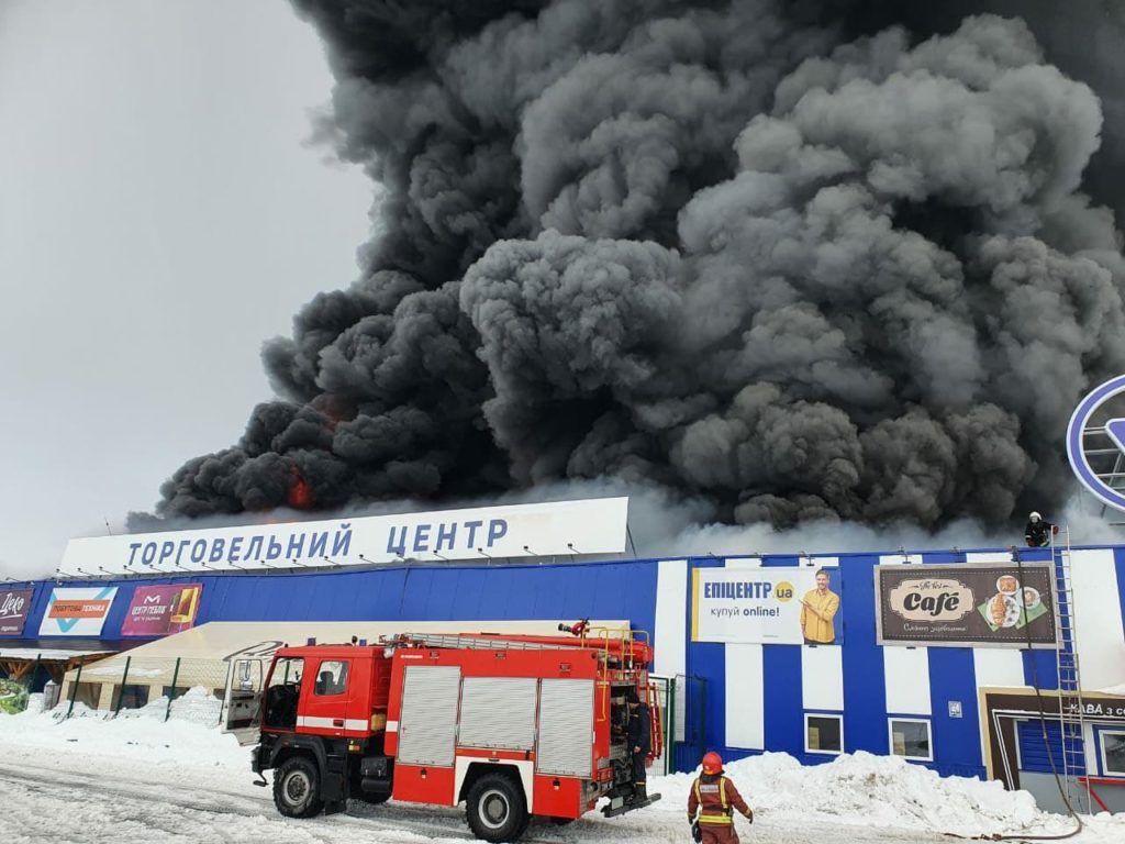 У Первомайську велика пожежа у ТЦ “Епіцентр”, затримали підпалювача: фото і відео