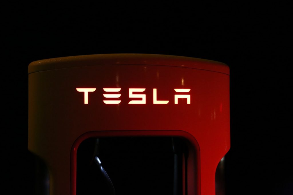 Небезпечний дизайн: Tesla відкличе понад 12 тисяч електрокарів через декоративну прикрасу автомобіля