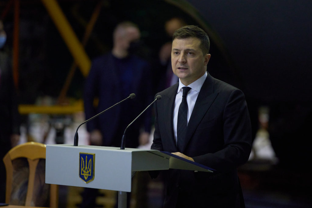 Навіть у прямому ефірі: Зеленський особисто готовий показати безпечність вакцини від COVID-19