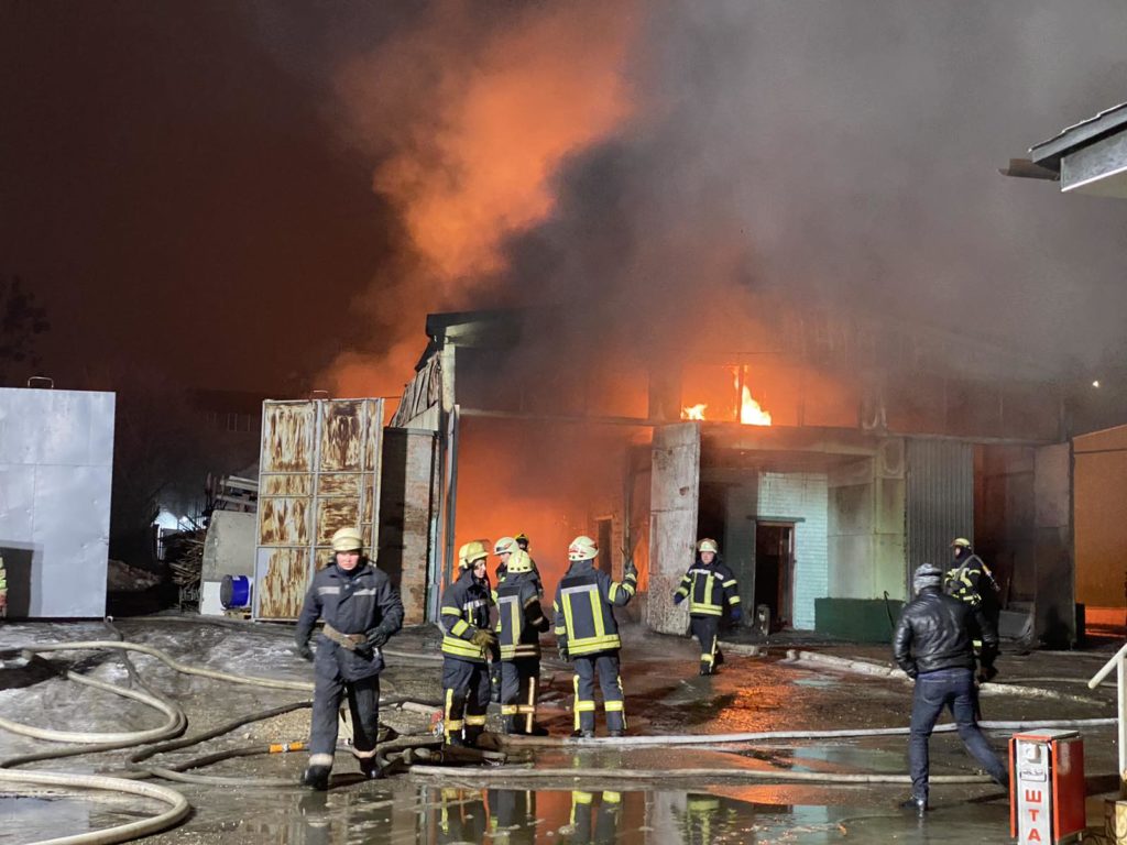 В Харкові на складі сталась масштабна пожежа: постраждалих немає