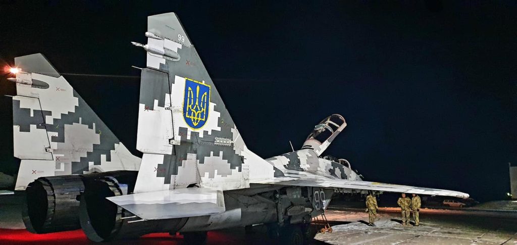 Під Києвом автомобіль врізався у винищувач ЗСУ: почалась пожежа