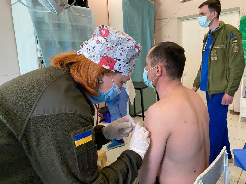 На Донбассе около шести тысяч военных получили COVID-вакцину