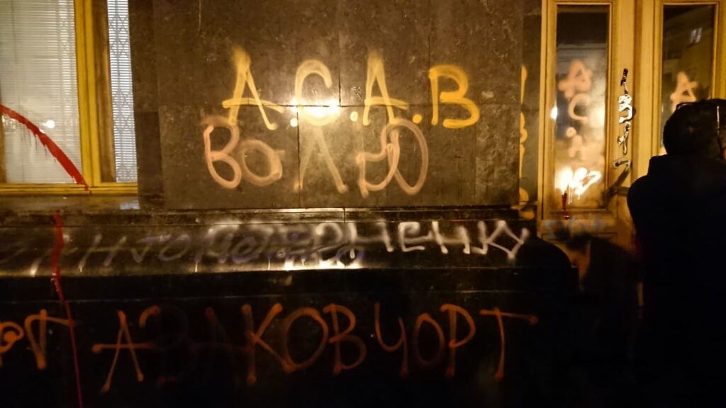 Клінінгова компанія готова прибрати біля Офісу президента за 50 тисяч гривень, а не 2 мільйони – журналіст