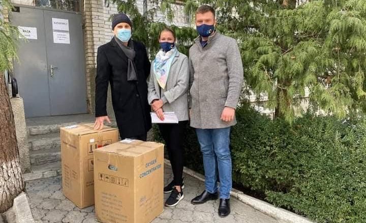 Кисневе обладнання в лікарнях вже не витримує: Сумщина отримала концентратори від Фонду Порошенка