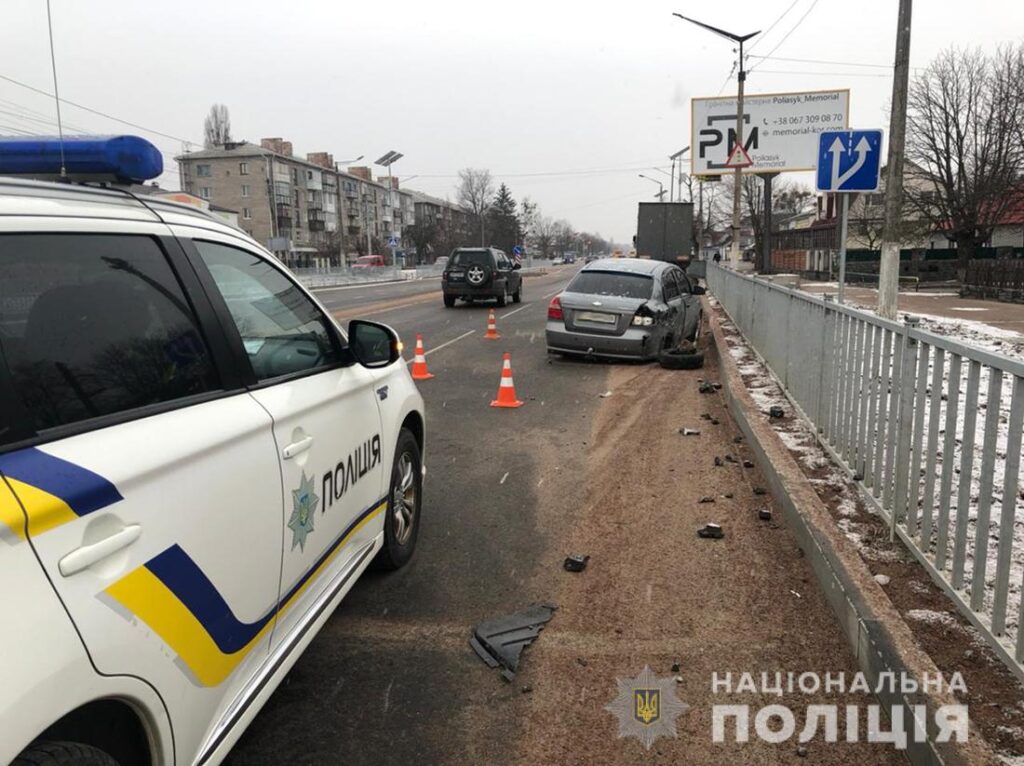 На Житомирщині авто влетіло у відбійник: загинуло троє людей