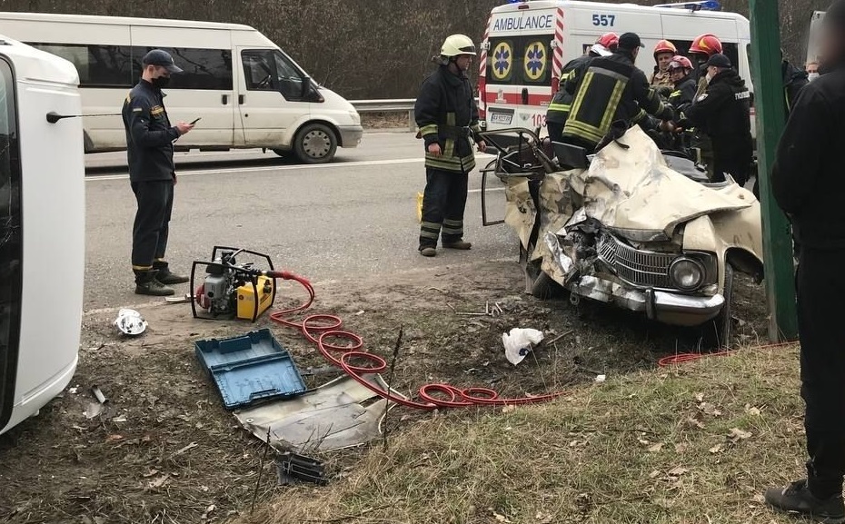 У ДТП під Києвом загинули дві людини: легковик зіткнувся з автобусом ритуальної служби