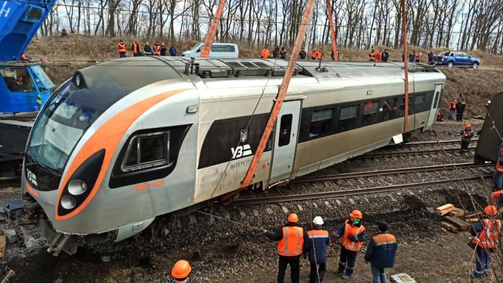 Біля Запоріжжя підняли вісім вагонів поїзда “Інтерсіті+”, який зійшов з рейок: фото