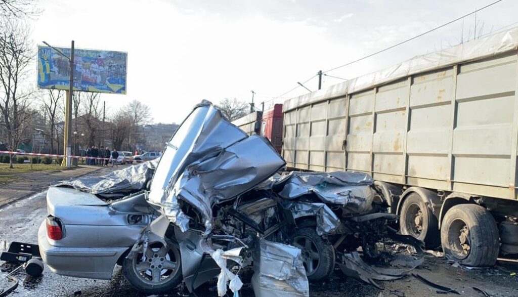 Смертельна ДТП: на Одещині BMW в’їхав у вантажівку, двоє загиблих