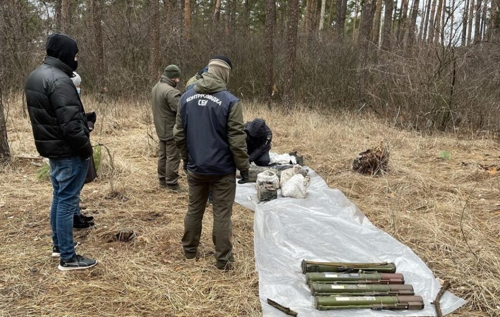 Гранати, міни та набої: на Харківщині виявили схрон бойовиків “ЛНР” 
