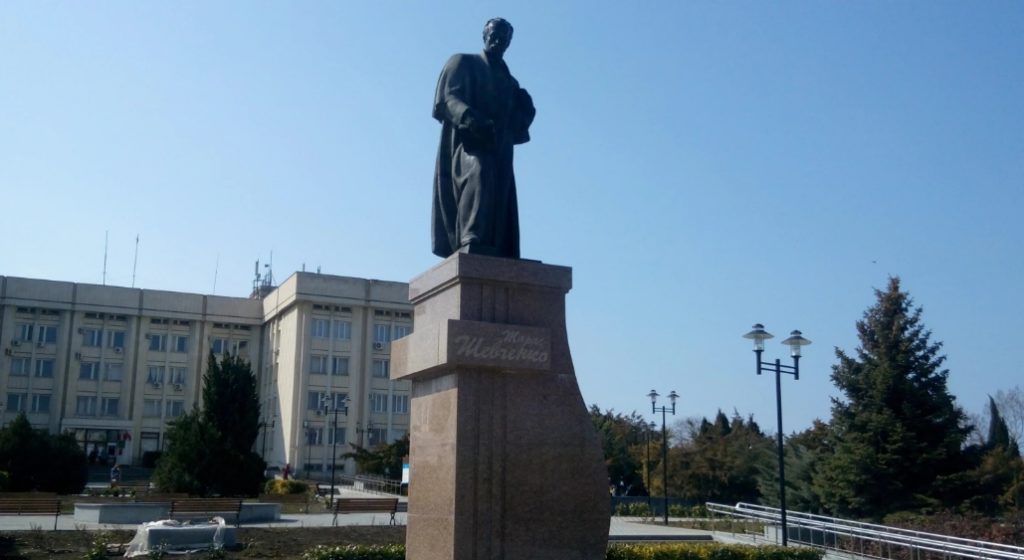 В окупованому Криму до пам’ятника Шевченку принесли квіти в кольорах українського прапора