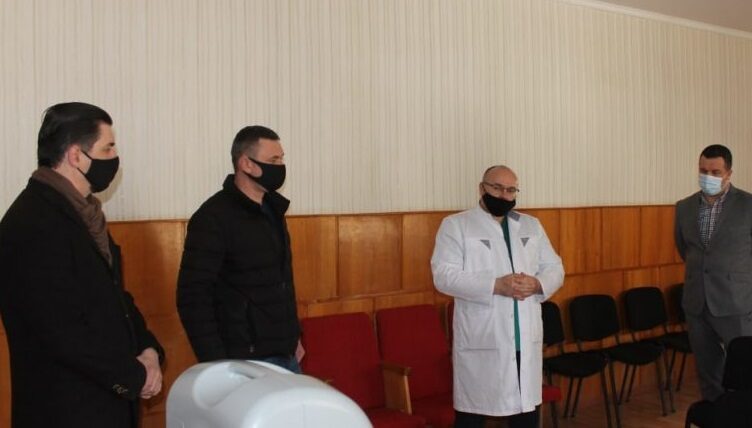Лікарні Закарпаття отримали кисневі концентратори від Фонду Порошенка