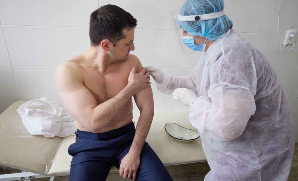 Зеленський зробив COVID-щеплення індійською вакциною