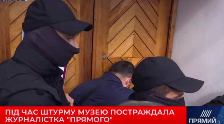Нацполіція “по тихому” закрила кримінальне провадження за фактом побиття силовиками журналістки “Прямого” Ганни Дзьоби під музеєм Гончара