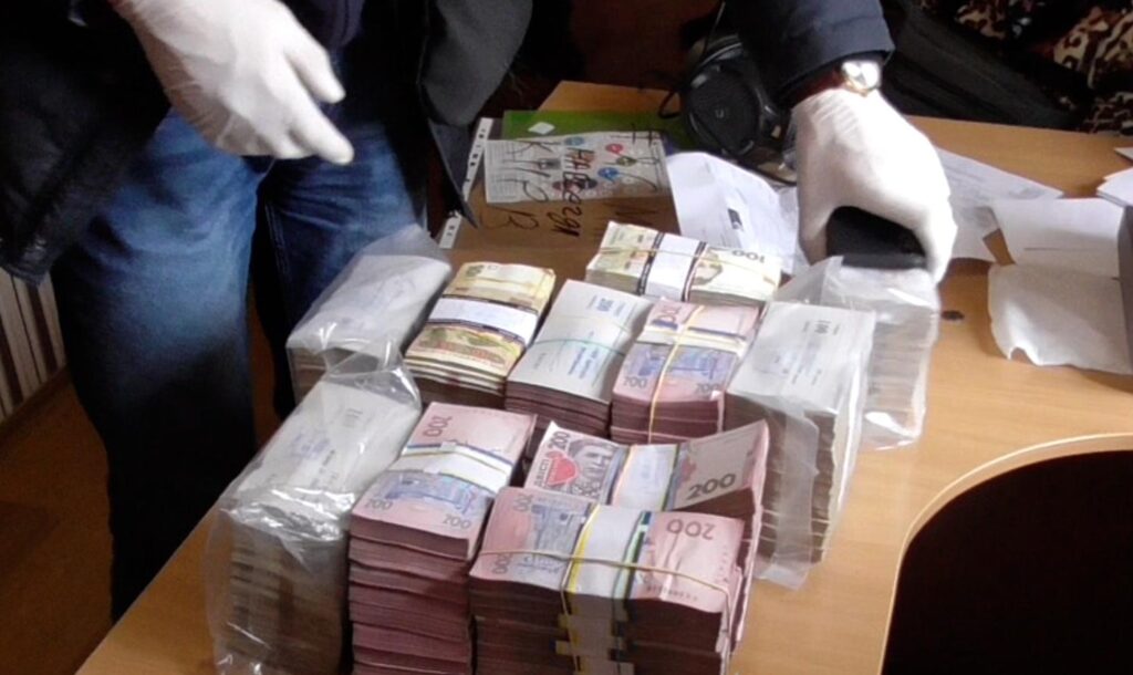 Посадовця КМДА, який вимагав грошей зі столичних перевізників, відсторонили та  скерували  під домашній арешт