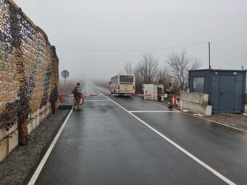 Из Запорожья разрешили выезд автомобилей на временно захваченные территории