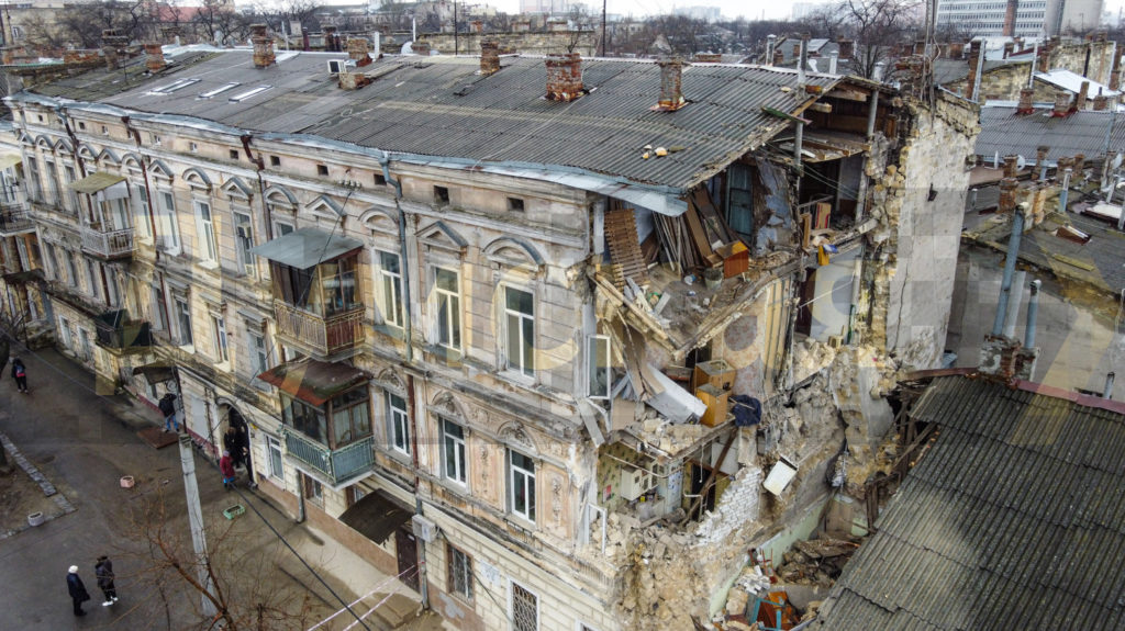 В Одессе ночью обвалилась часть исторического дома, жильцов отселили: фото