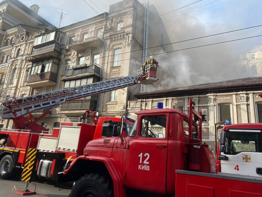 У центрі Києва масштабна пожежа, заблоковано рух транспорту