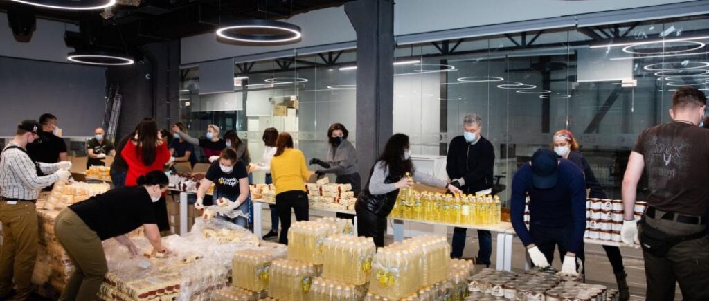 Порошенки разом з волонтерами зібрали дві тисячі продуктових наборів для допомоги людям із вразливих груп