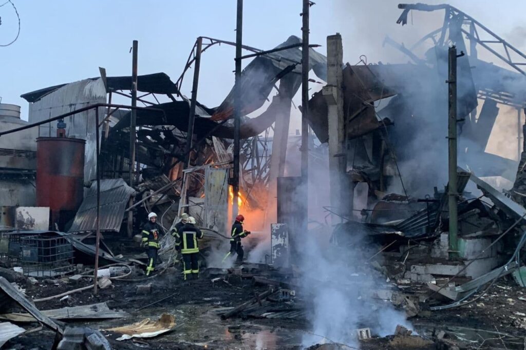 На олійному заводі у Харкові стався вибух, є загиблий: фото та відео