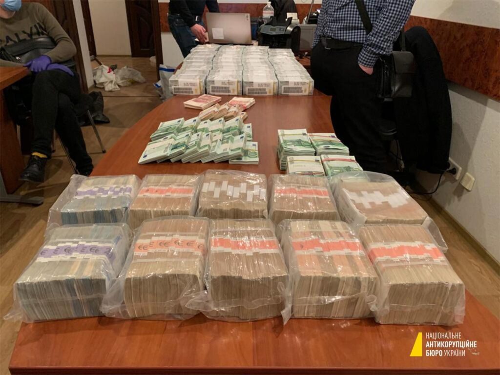 Хабарі суддям ОАСК: НАБУ затримало двох адвокатів “на гарячому”