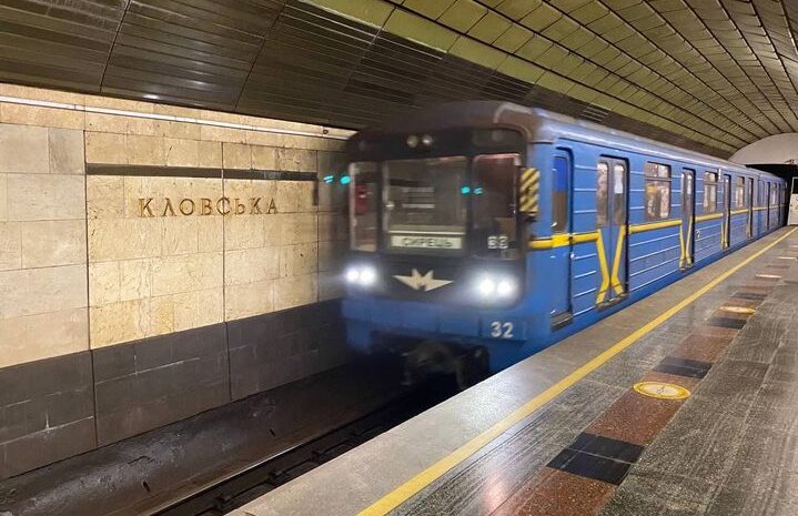 У Києві надаватимуть психологічну допомогу людям, які перебувають в укриттях у метро: графік