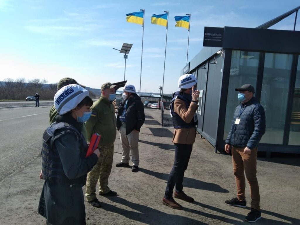 Посол Швеції в Україні відвідав КПВВ “Новотроїцьке” в зоні ООС