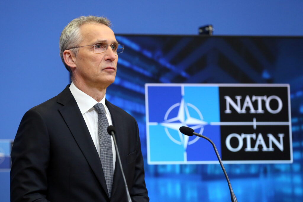 Украина должна получить больше тяжелого вооружения — Столтенберг