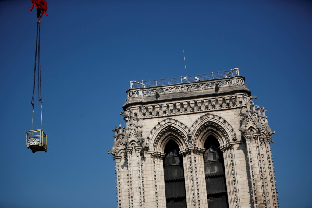 Мир в фото:  реконструкция Нотр-Дама и теракт в Ираке