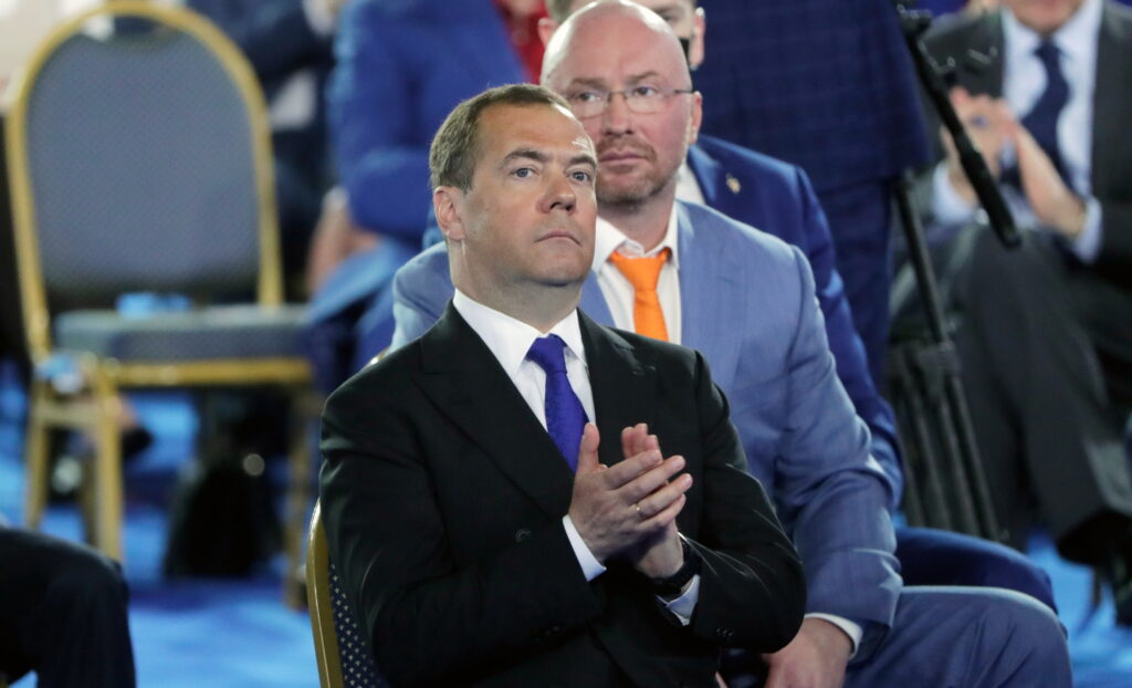 Медведев призвал Трампа поручить Пентагону и ЦРУ устранить Зеленского