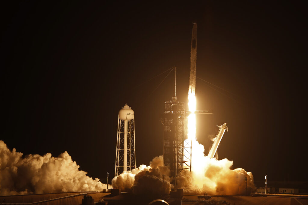 SpaceX запустить першу космічну місію зі звичайними людьми: відома дата