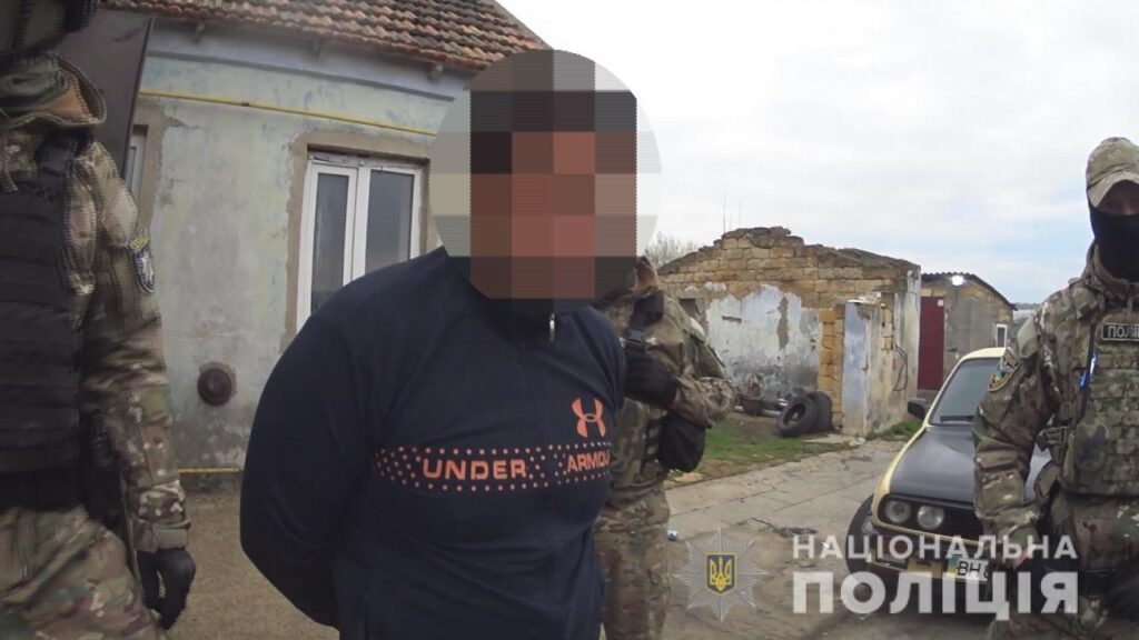 Погрожував смертю матері: на Одещині чоловік два роки гвалтував 11-річну дівчинку