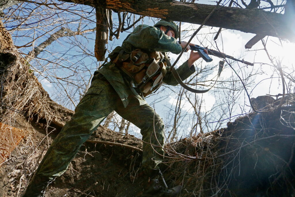 Окупанти обстріляли позиції ЗСУ на Донбасі: загинув боєць ООС, ще одного – поранено