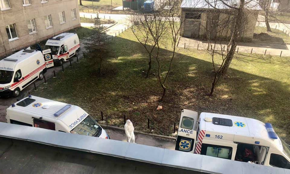 У Львові біля лікарні вишикувалася черга зі “швидких” з хворими на коронавірус