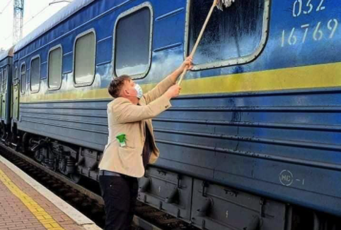 Занадто “давній бруд”: журналіст з Данії під час своєї поїздки не зміг вимити скло вагону “Укрзалізниці”